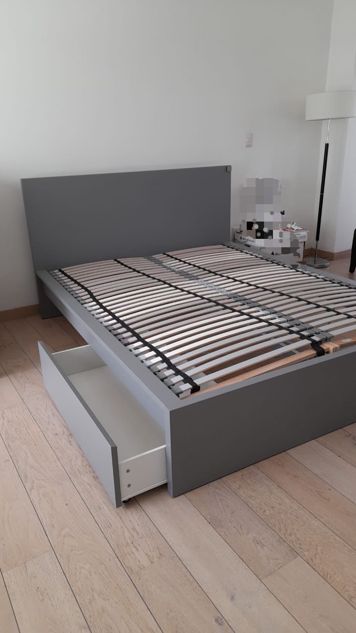 Ikea- Cama queen gris con dos cajones