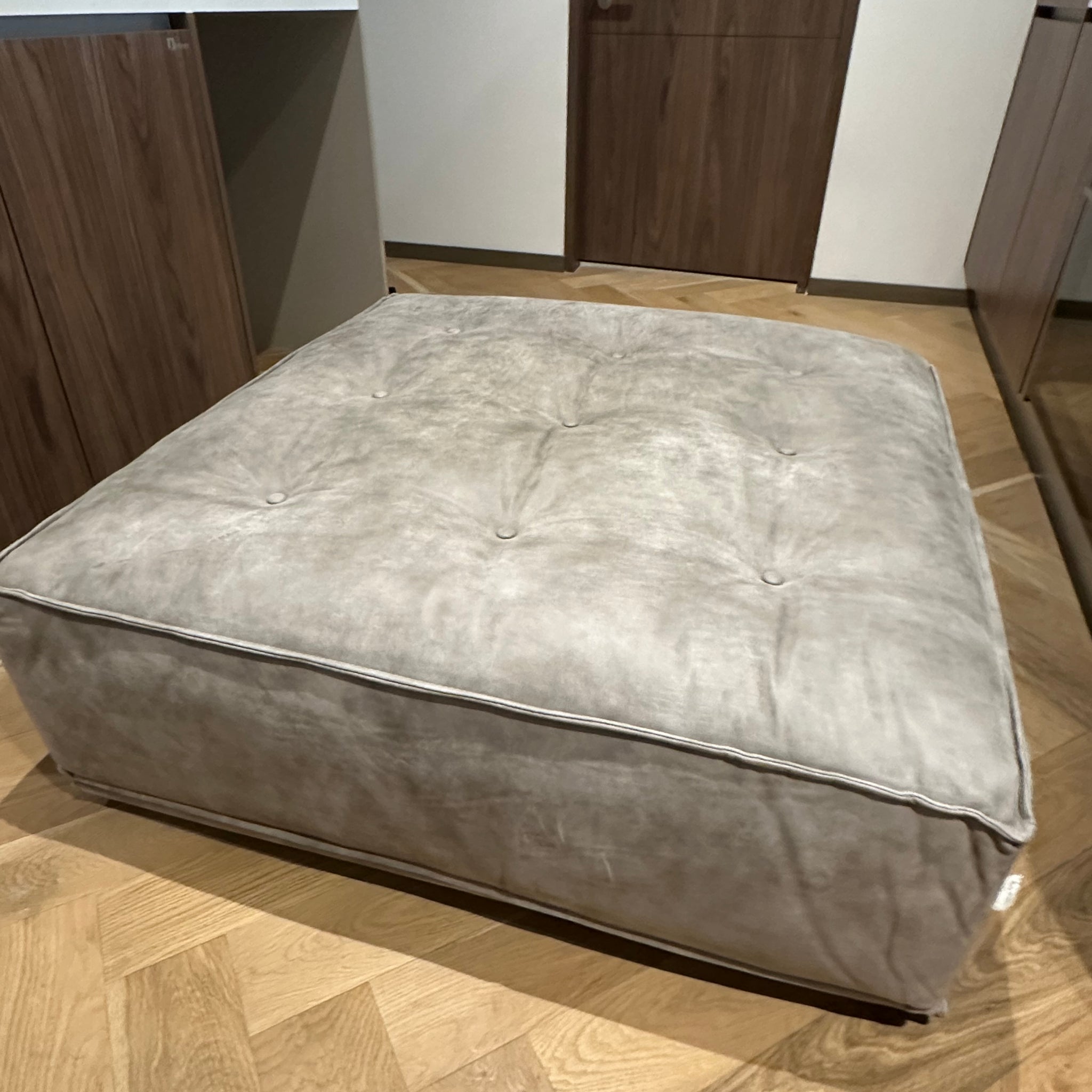 Taburete/Ottoman de piel gris