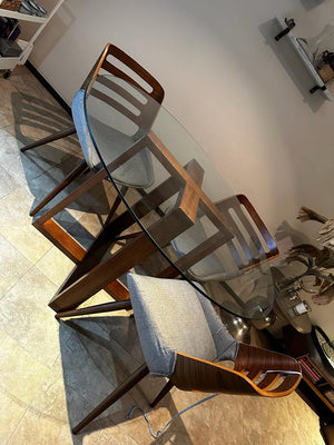 Casa de las Lomas- Comedor de vidrio con 4 sillas de madera y tela