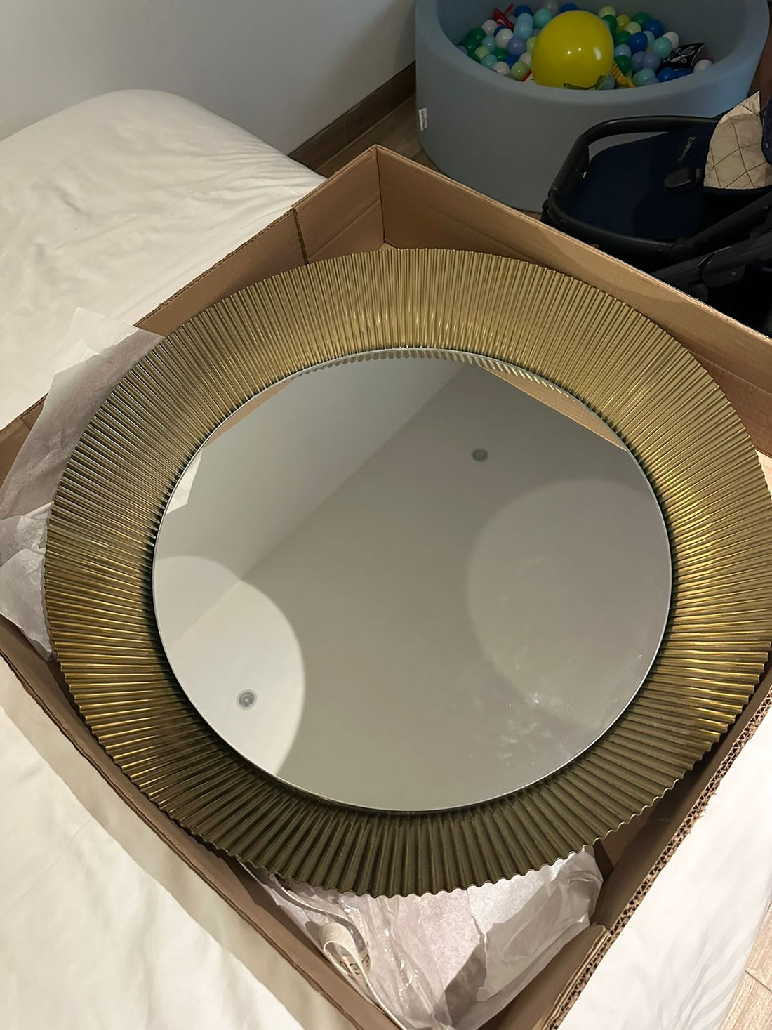 West Elm- Espejo de pared redondo Fluted