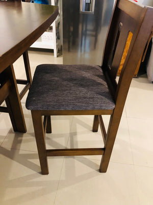 Comedor de madera cuadrado con 4 sillas